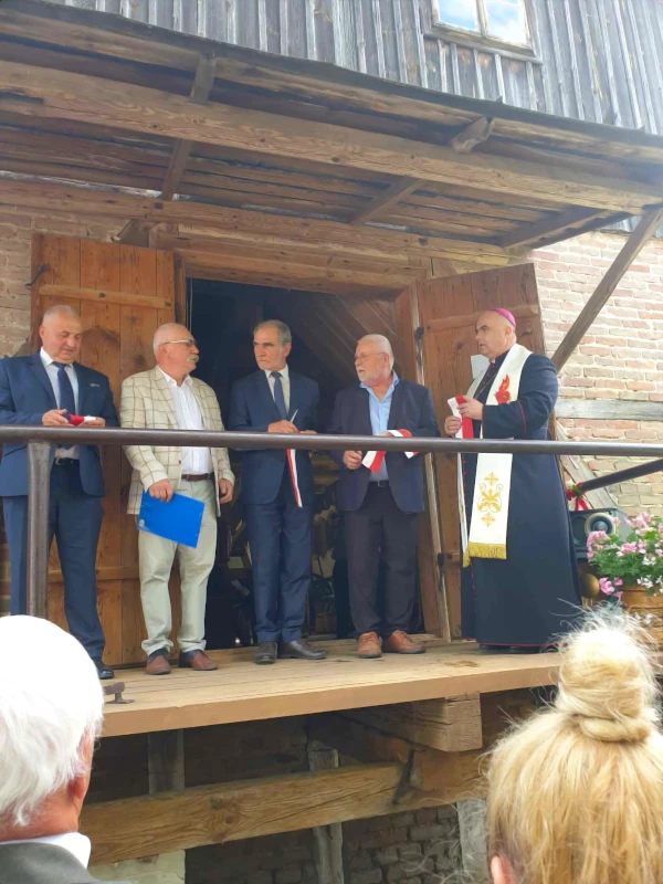 ks. biskup i władze