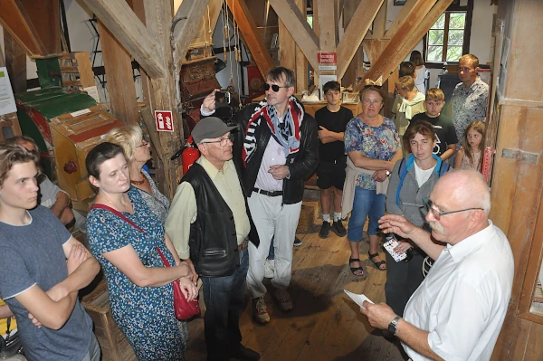 Pierwsza grupa zwiedza muzeum