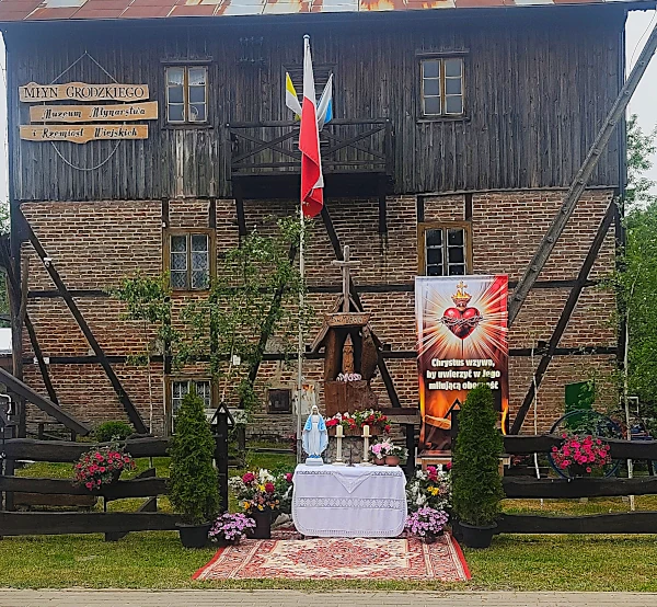 Pierwszy ołtarz przy muzeum