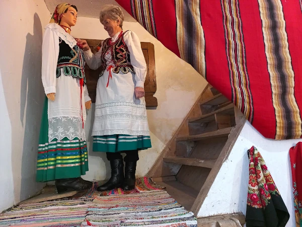 Pani Irena prezentuje stroje regionalne