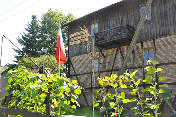 Rabatki kwiatowe przed młynem