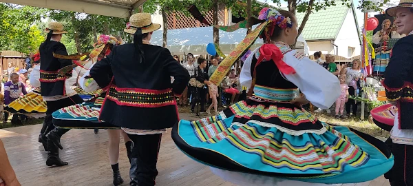 Tańczy "Dąbrowica"