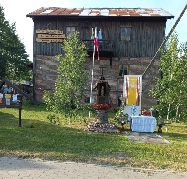 Widok na muzeum i kapliczkę