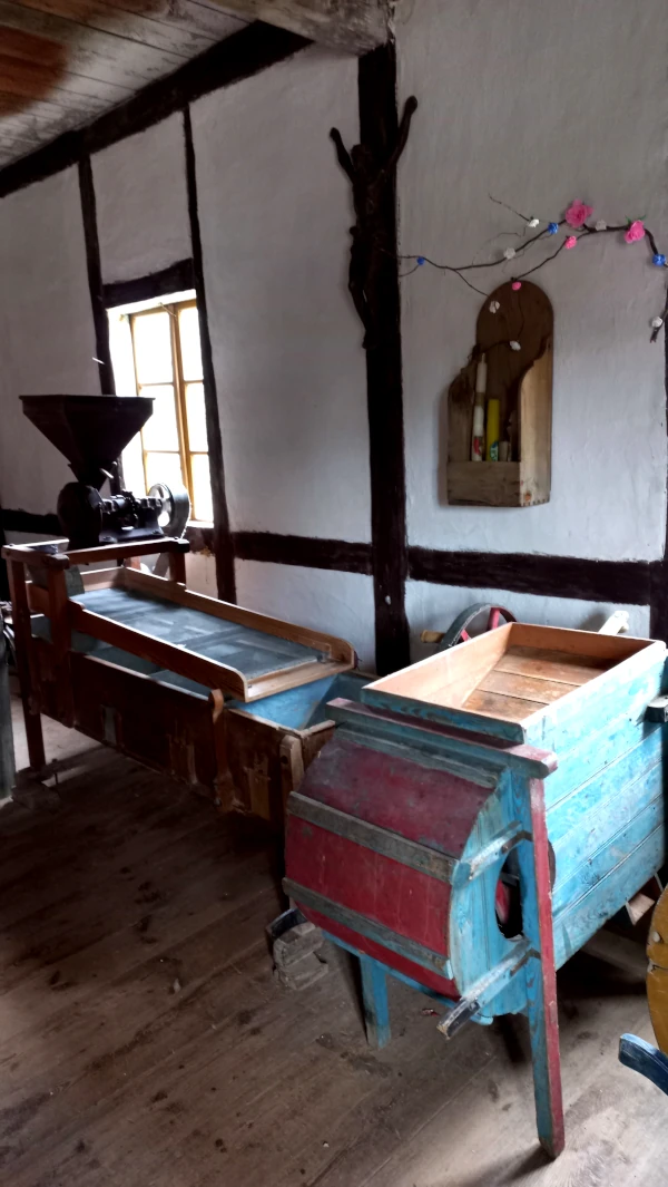 Młynek polski i krajalnica kaszy jęczmiennej w muzeum młynarstwa