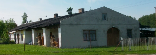 Zajazd poczty konnej w centrum Niedrzwicy Kościelnej